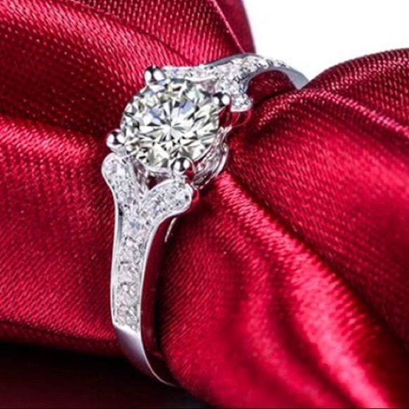 18K WHITE GOLD CZ DIAMOND SOLITAIRE RING - Picture 3 of 4